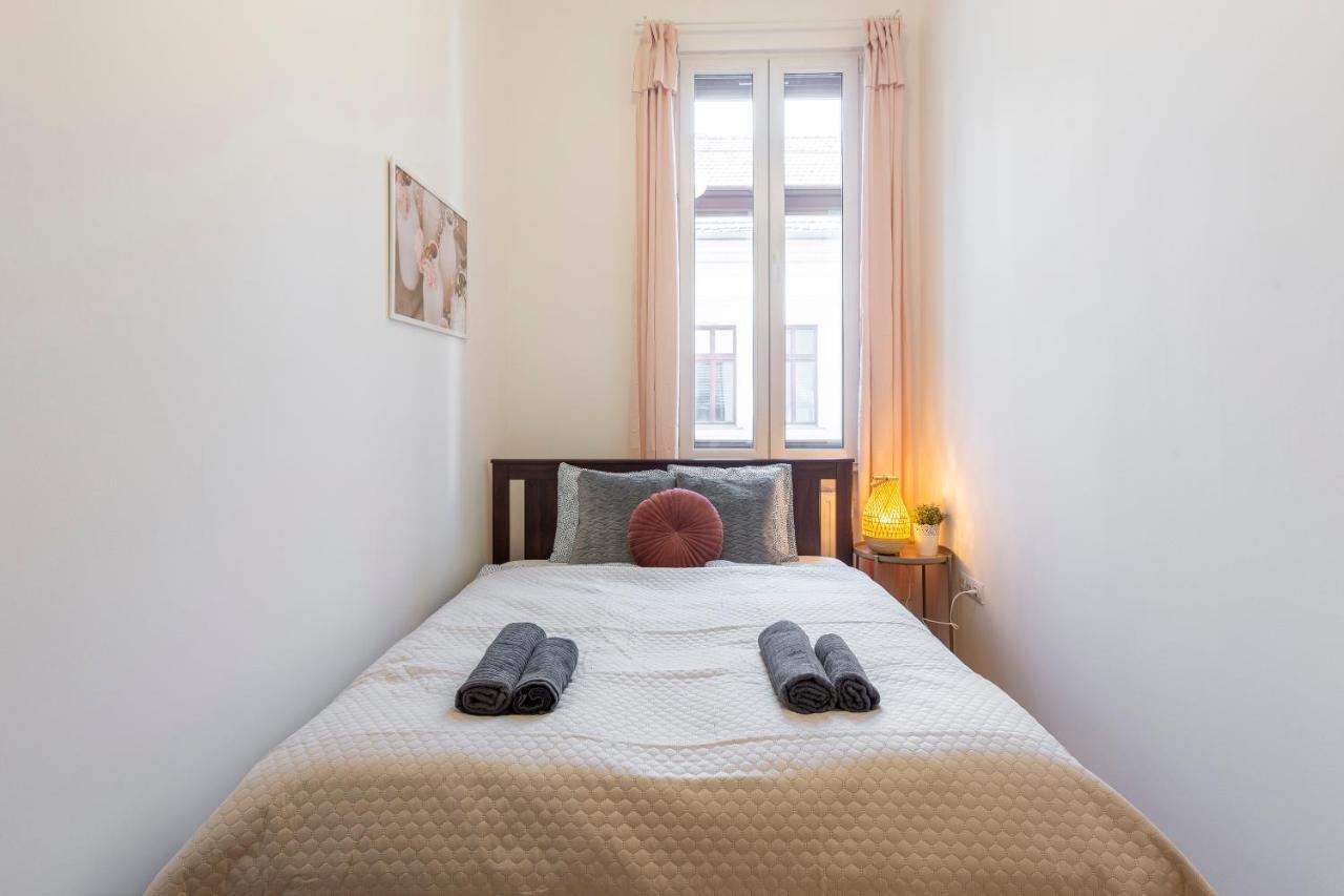Central Gozsdu Apartment In The Party Street Βουδαπέστη Εξωτερικό φωτογραφία
